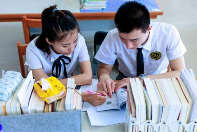 偶像剧走进现实, 晚自习一高中男生看到老师, 温柔叫醒女同桌