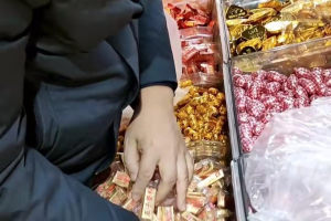 陕西: 高三老师专挑印有“金榜题名”的糖果送学生, 网友慕了