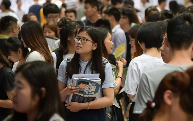 大学男生利用知识“走后门”, 暗中帮女友抢名额, 不料有判头了