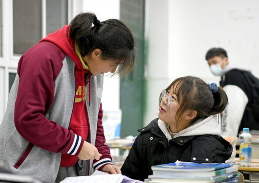 女生升入初三后, 最好能远离这两种同学, 影响中考成绩可别后悔