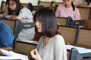 南京某高校女生, 穿丝袜短裙考试, 遭网友质疑后回怼: 21世纪了