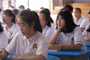 是教书还是造芯片? 深圳中学“教师学历”引热议, 堪比科研团队
