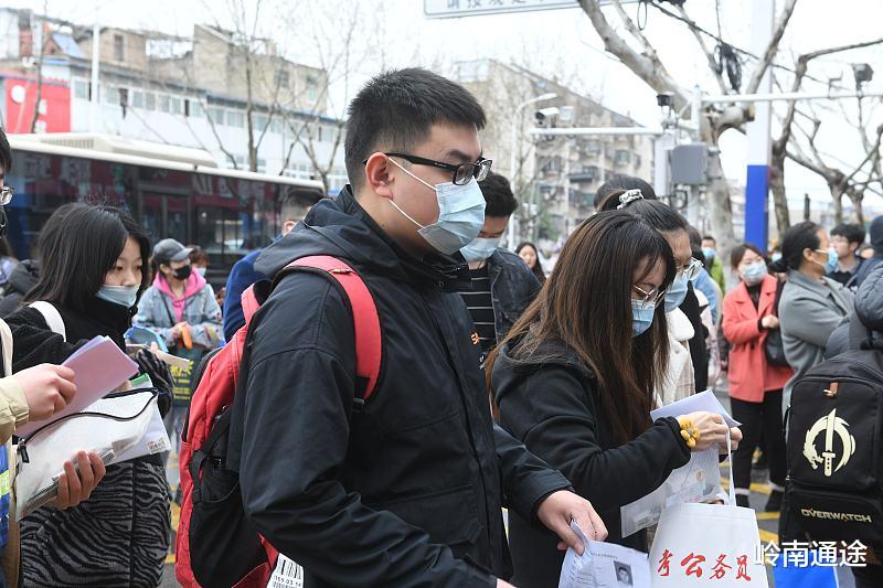 考上了公务员, 该不该请别人吃饭? 不到最后一步, 都要小心谨慎