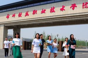 郑州某专科院校, 还没毕业就被国企签约, 被网友誉为“小清华”