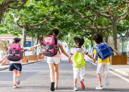 小学入学年龄改变, 最低要求不再是六周岁, 家长有喜有忧