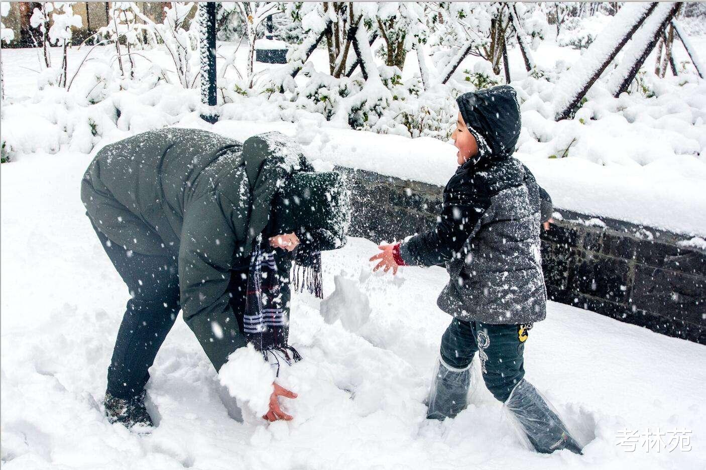 河南一初三生玩雪“神还原”书桌, 试卷、练习册、作业本一应俱全