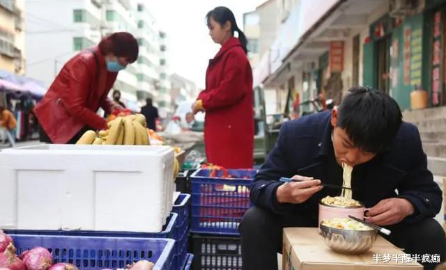 学生穿单衣放羊, 老师拿400块让买棉衣, 谁知学生一句话直戳心窝