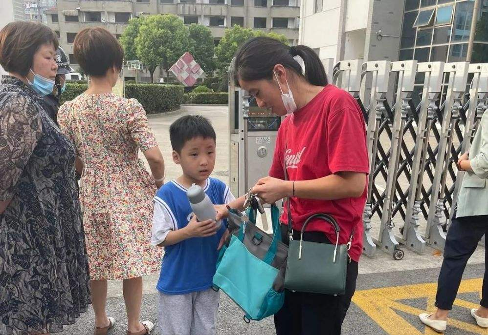 小学生“太爱学习”, 一张字条让妈妈感动: 孩子你是来报恩的吧