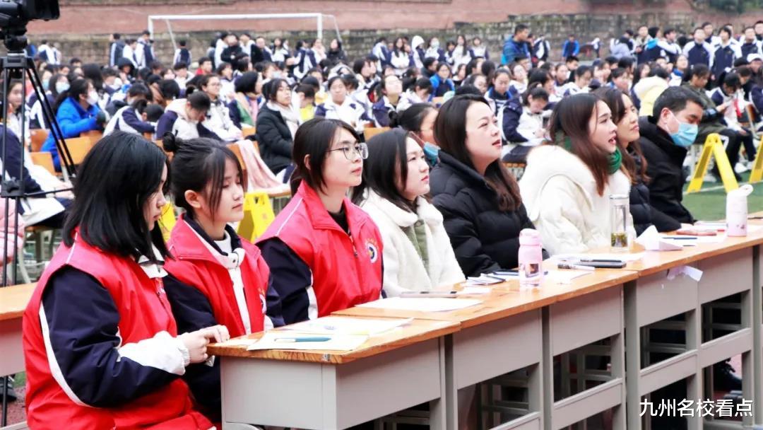 2人清北, 3金5银, 四川省巴中中学新年献词言简意赅、催人奋进