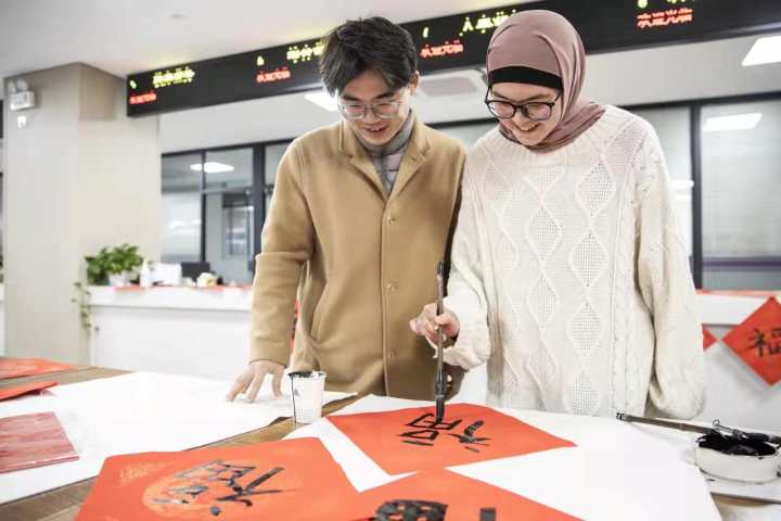 写福字迎新春！中量大留学生感受温情年味