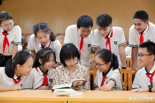 学生在课堂上刺伤女教师, 依然被允许中考! 老师的权益谁来保护?