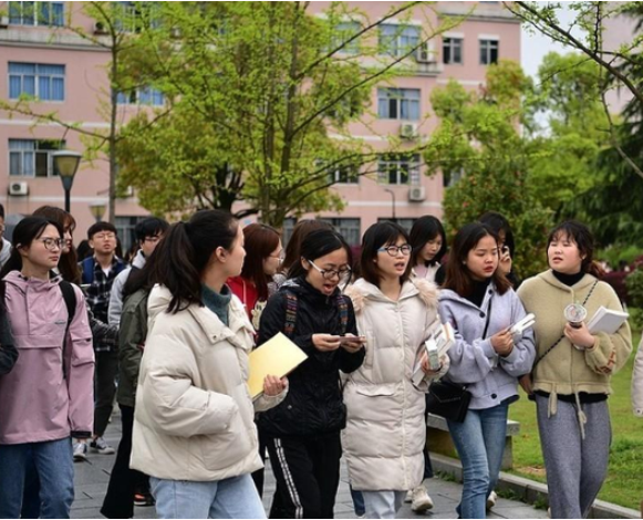 高校教师预约家政服务, 来的竟是大二男生, 教师的举动叫人泪目