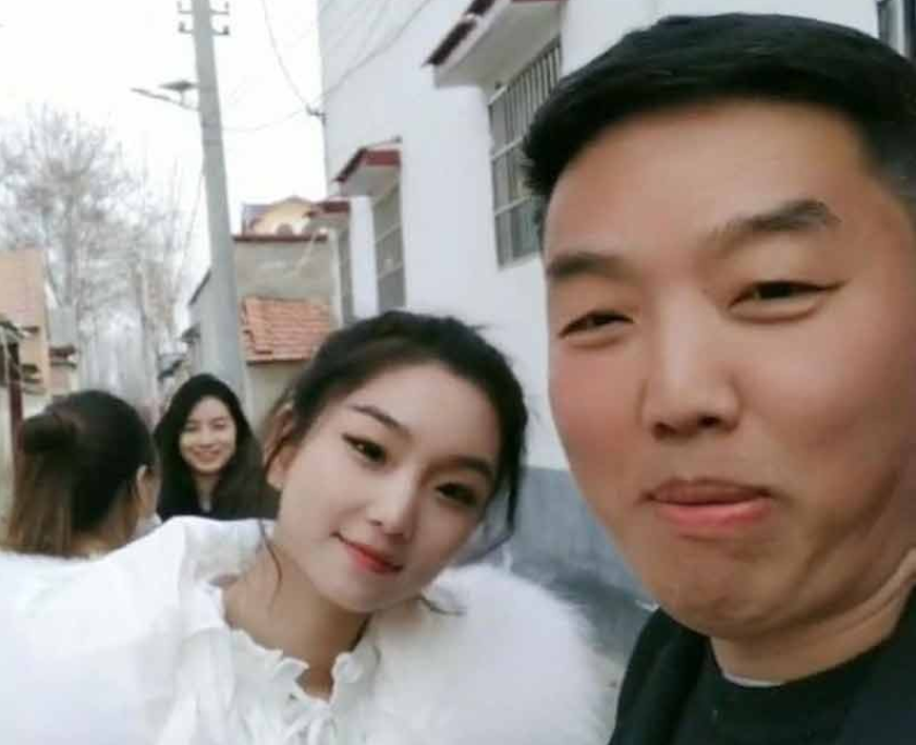 父亲给三个女儿招婿, 称学历匹配可不要彩礼, 三女儿成了焦点