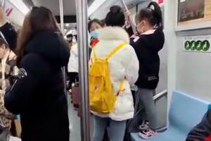 孩子踩上海地铁座位家长不制止，乘客：“你不教育我来教育”