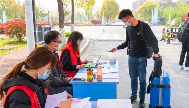 寒假即将结束, 各高校陆续发布返校通知, 不料这些学生暂不能返校