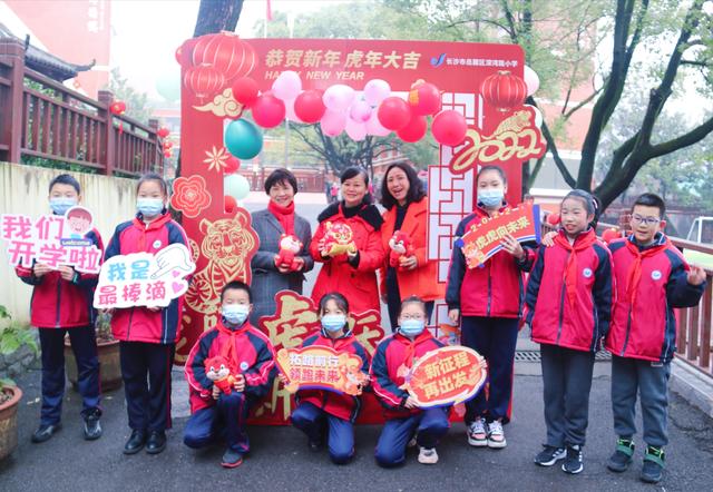 扣紧安全弦 倾情谋新篇 岳麓区教育局局长王艳赴溁湾路小学指导开学工作