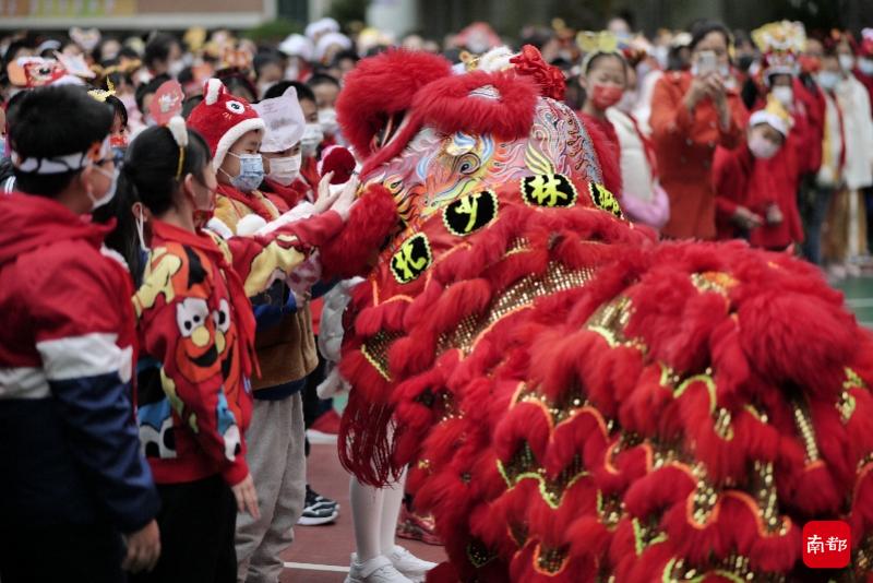 “萌虎”摸摸醒狮头, 新学期要“才高八斗”