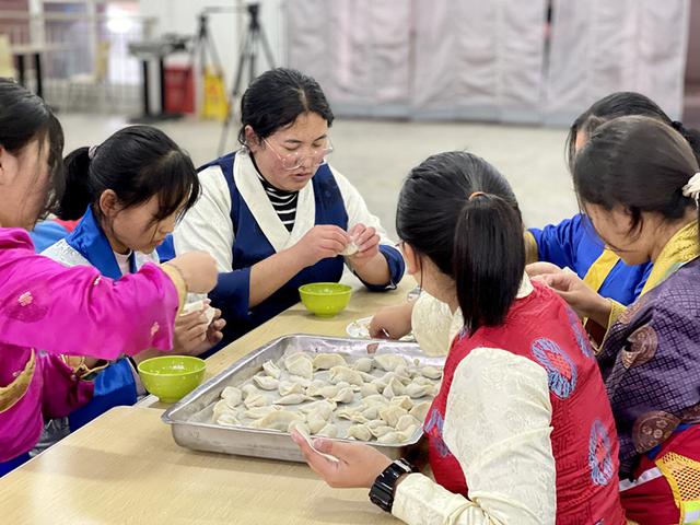 两百余名藏族学生留铜过年迎新春