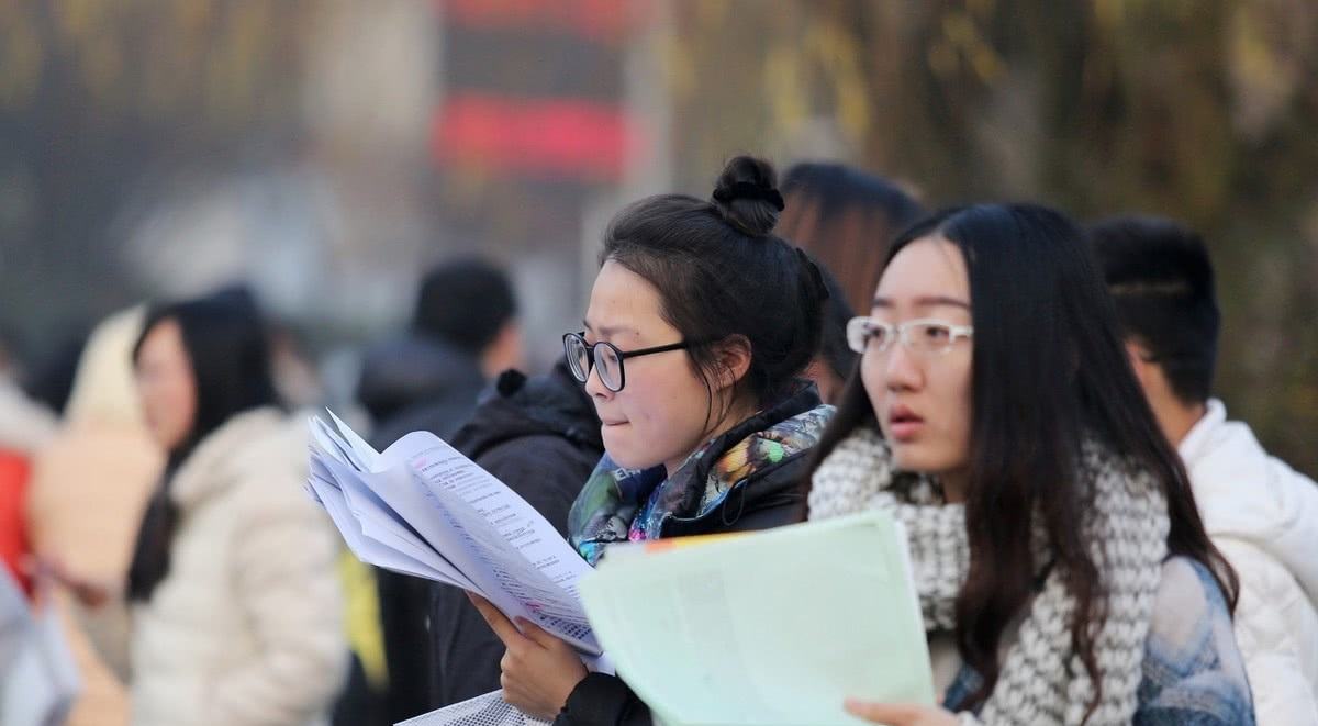 女大学生做了一个手势, 却被网友嘲讽为“二本妹”, 本人无奈回应