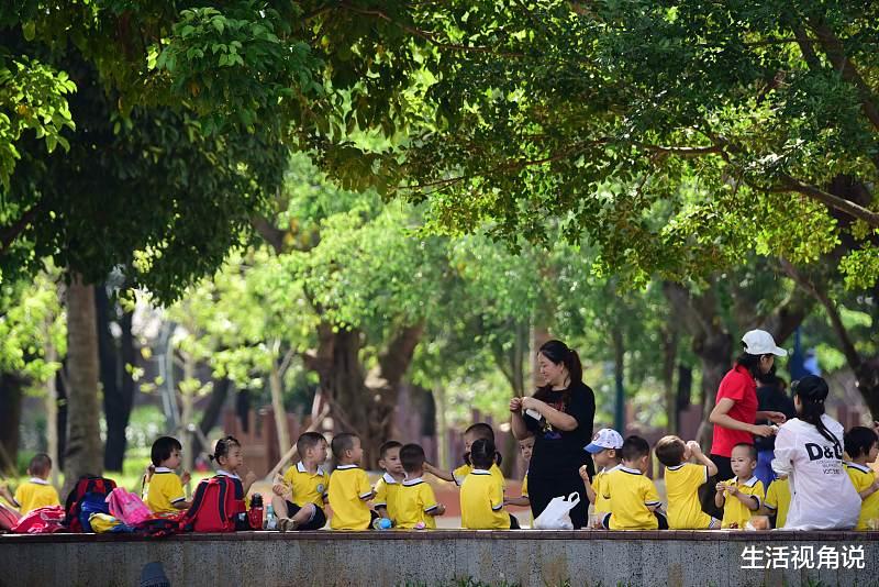 家长怒了: 美女幼师在班级群里发了一则消息