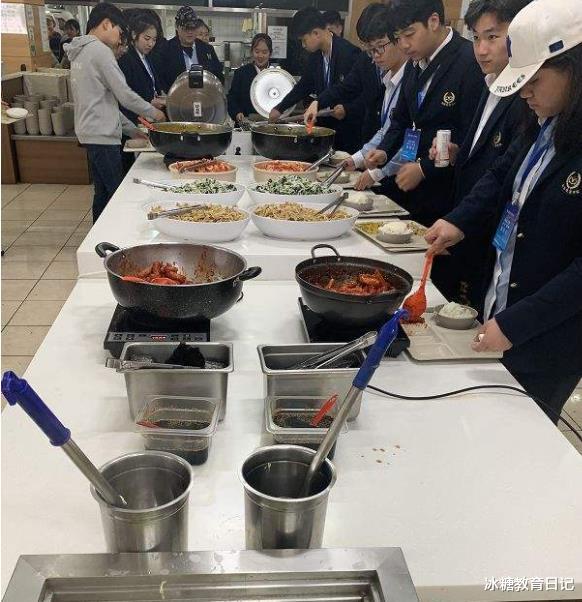 在韩留学生晒食堂一日三餐, 评论区火了, 中国家长看后不淡定了