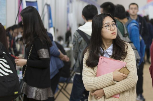 00后大学生逐渐佛系，不当班委也不急着就业，家长却表示支持