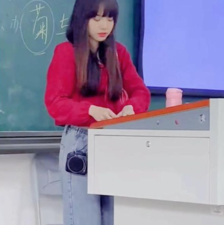 某高校老师神似Lisa, 学生慕名来上课, 老师回应堪称“人间清醒”