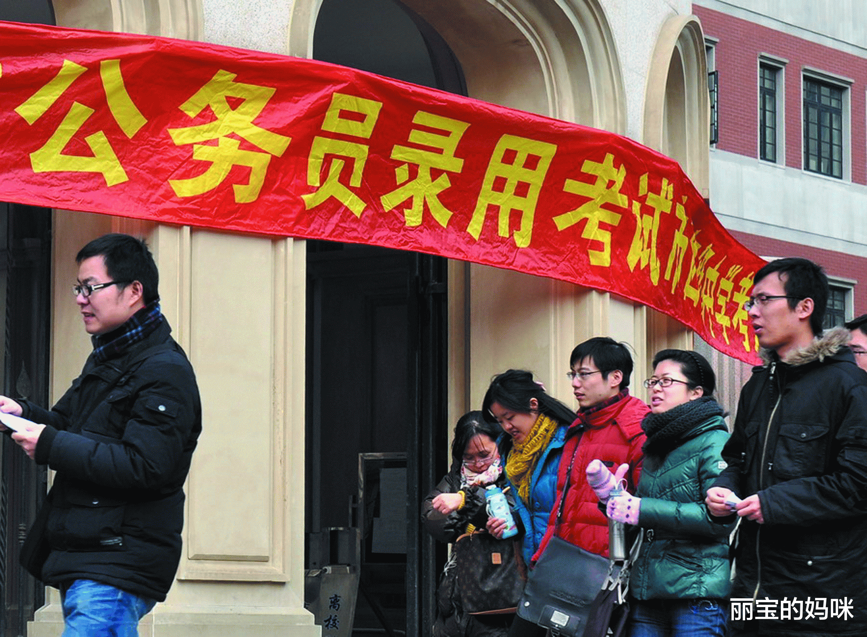 公务员年终奖“暂停”发放, 多地已经落实到位, 老师也担心受影响