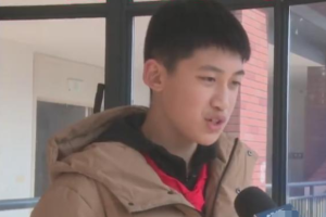 杭州一小学生因身高走红, 在学生中格外突出, 网友看后表示很羡慕