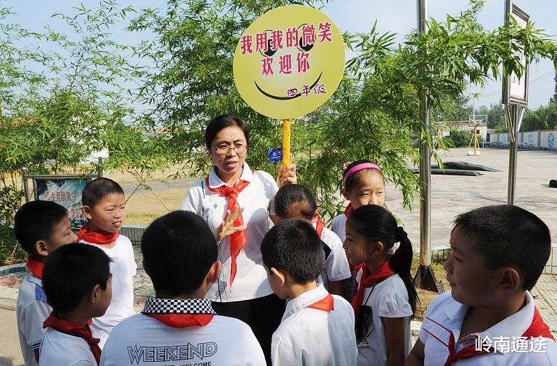 大专生可以去做小学老师吗? 需要教师资格证, 竞争也很激烈!