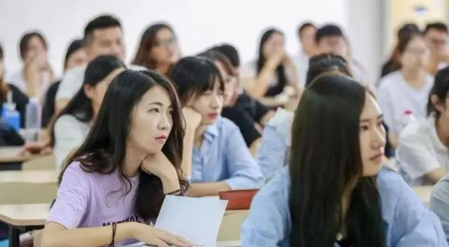 还在辛苦备战公务员? 这3类大学生毕业即“入编”, 相当令人羡慕