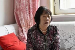 内蒙古教师张秀荣: 花半月工资给贫困生买鞋, 26年后学生买房报恩