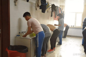 黑龙江某地高中家长反映, 住校生晚上不能上厕所, 有学生尿裤子了