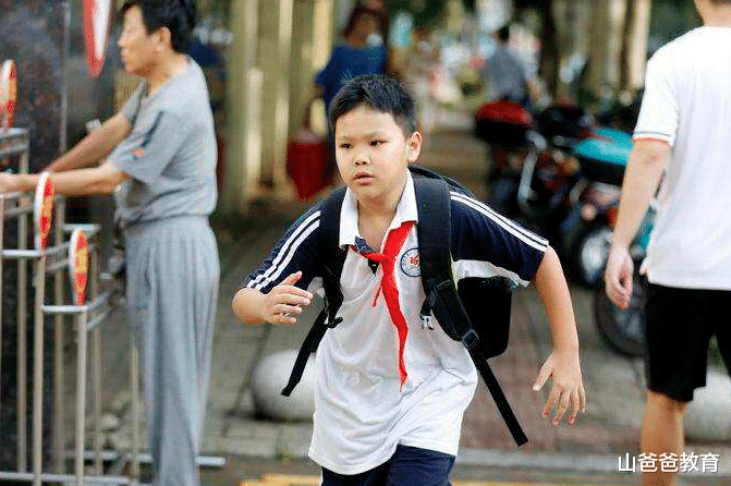 小学女教师批改寒假试卷, 试卷上的“两个字”, 让家长瞬间怒了