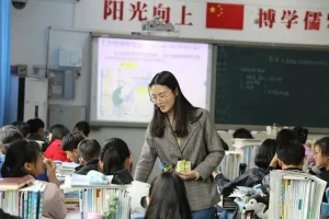 河南郑州某学校学生回答问题, 老师就送一双鞋子