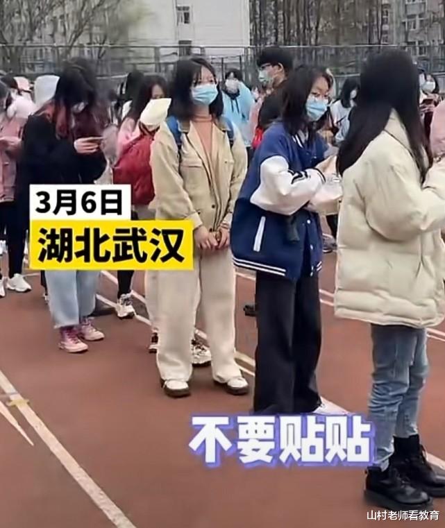 湖北某高校核酸检测, 学校花式提醒防控遭调侃, 评论区亮了