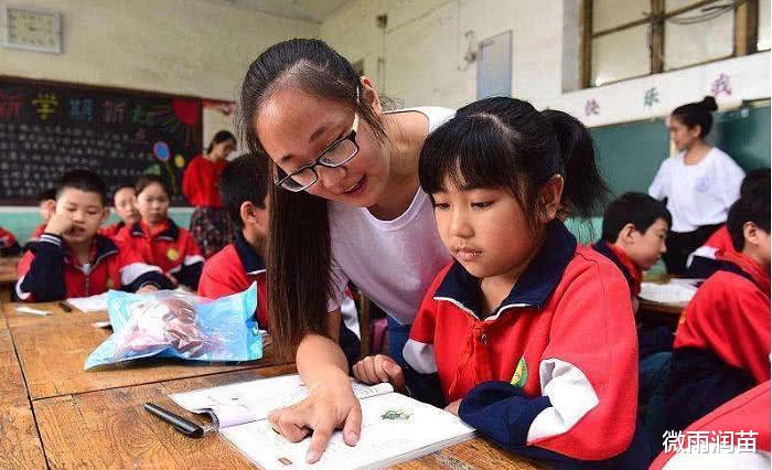 县城教师任务重、待遇低、检查多、压力大, 为何还有老师愿意去?