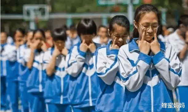 中国校服为啥这么“丑”? 学生吐槽不断, 看到外国校服后态度大变