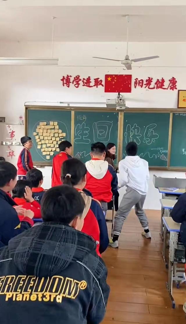 班主任过生日, 学生们瞒着老师准备礼物和仪式, 这是属于老师的幸福