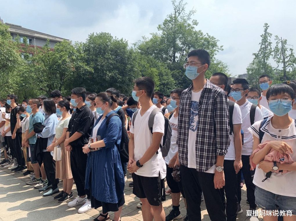 高考当天, 老师为什么不建议学生穿校服? 并不是为了防止作弊