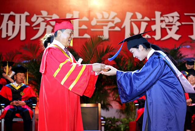 在大学当过学生干部, 反而成了履历“污点”? 研究生导师说出实话