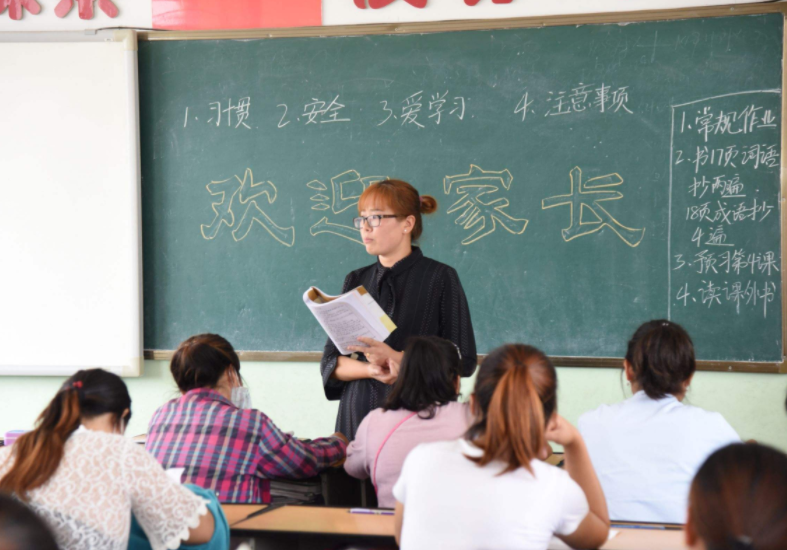 老师请“倒数第一”的家长讲话, 父亲的一番话, 赢得热烈的掌声