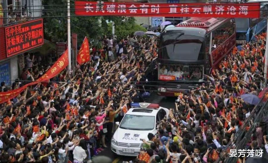 “高考工厂”毛坦厂万象: 有人开保时捷来租房陪读, 神树祭拜被禁