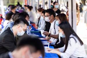 广东“展翅计划”今年首场线下招聘会举行，提供6663个国企岗位