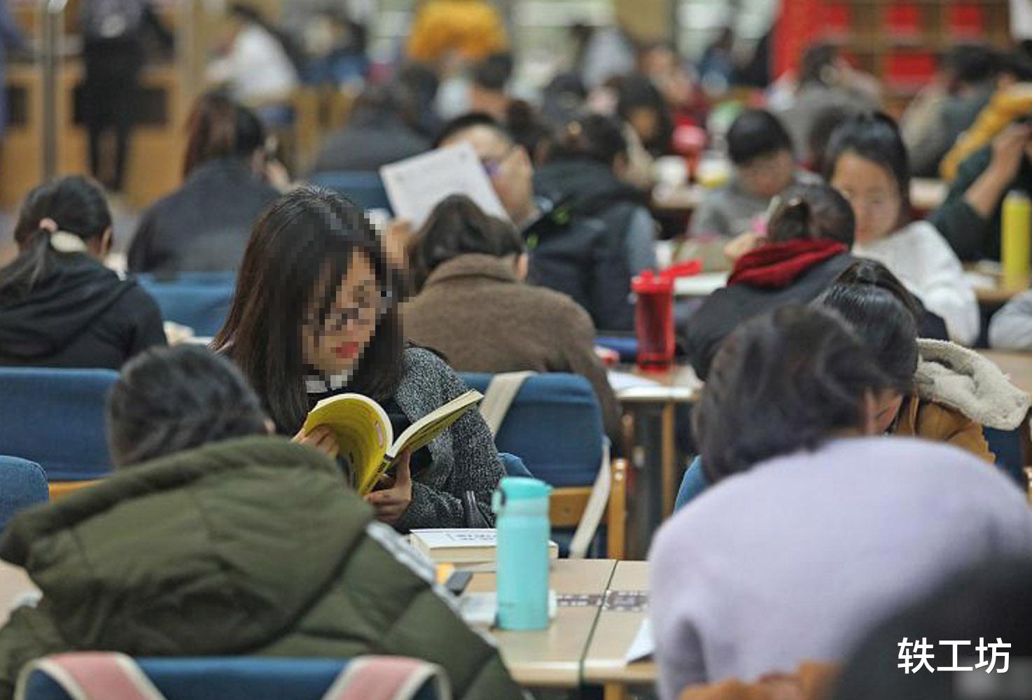 不进体制内不罢休! 越来越多的高校毕业生, 拿到研究生文凭再考编