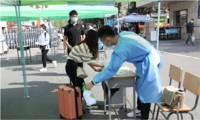 重庆发生疫情反弹, 有多名在校大学生被感染, 家长感到担忧