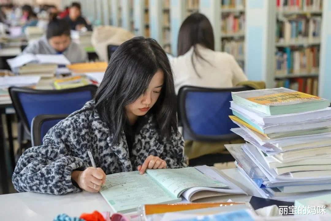 女大学生更适合选择的3大专业, 稳定有前途, 就业读书不易受歧视