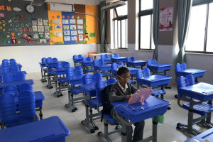 上海多所学校开“一人课堂”, 服务居家照护孩子有困难的家庭