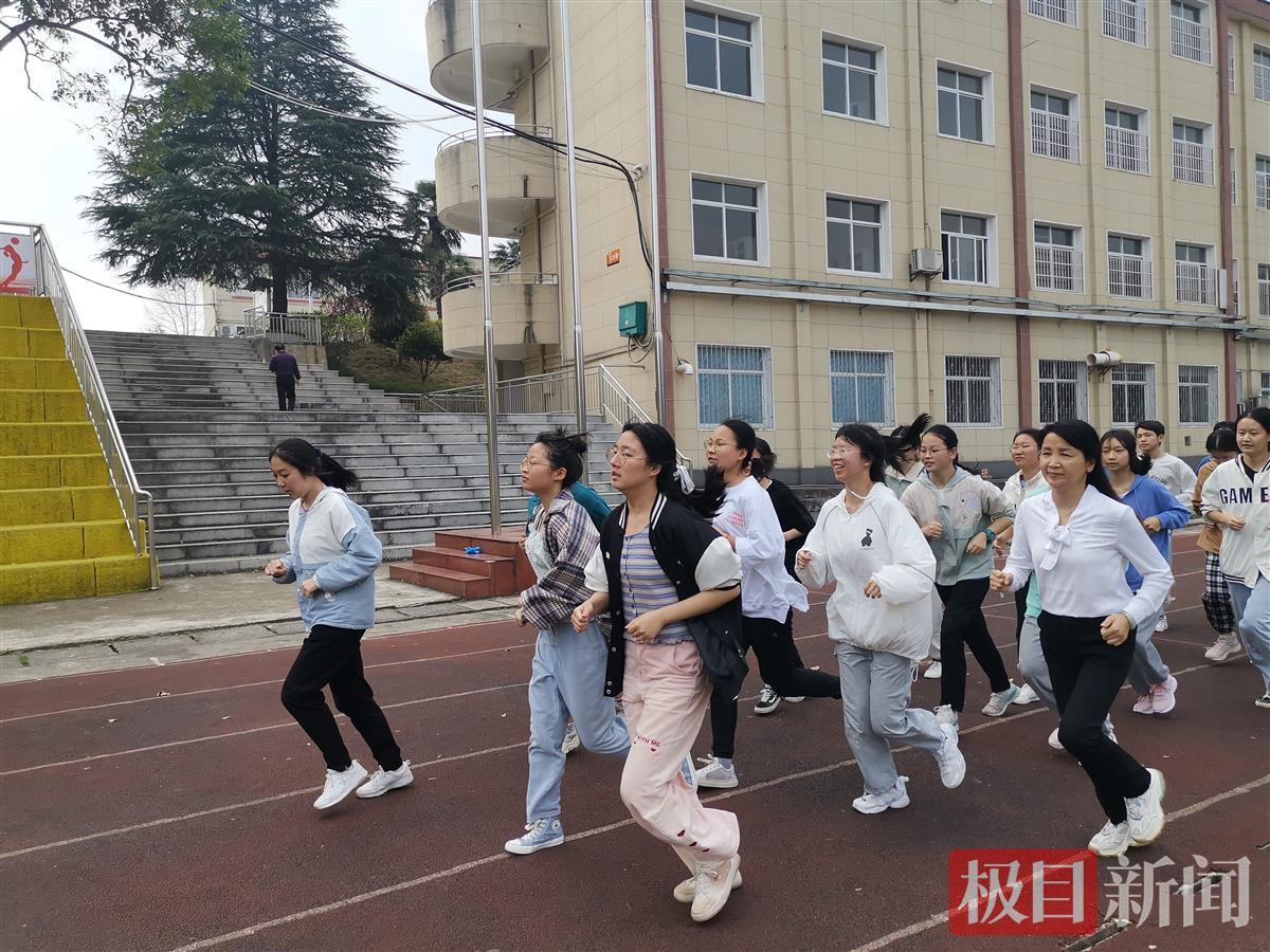 在乡村学校执教31年, 武汉这名女老师当了27年班主任