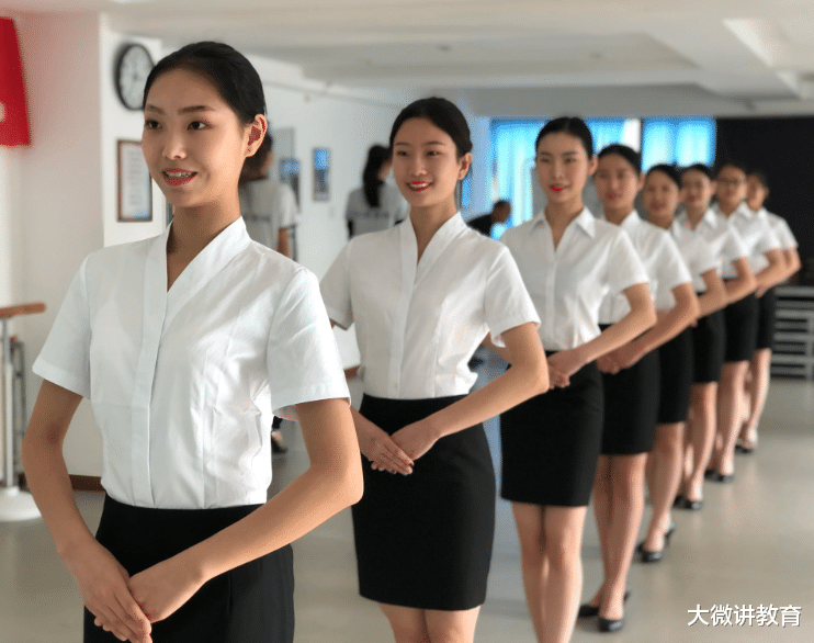 高校空乘专业“神操作”, 开学居然要洗飞机, 网友: 超酷的好嘛!